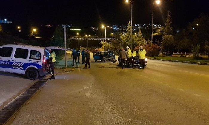 293 promil alkollü sürücü kırmızı ışıkta bekleyen sivil polis aracına çarptı: 1 yaralı
