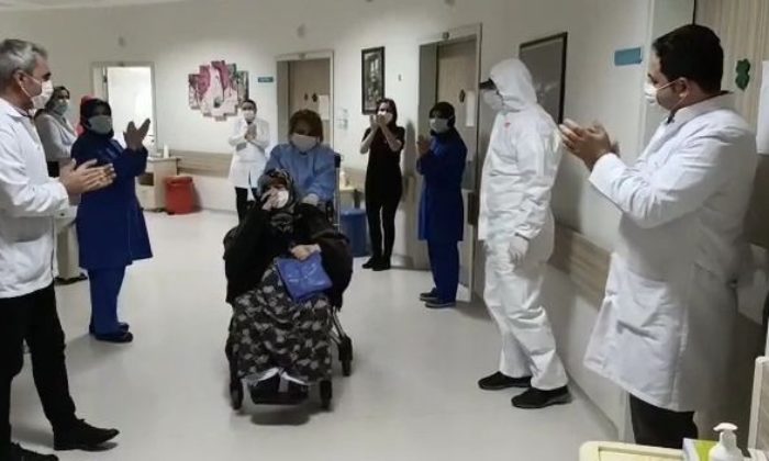72 yaşında korona virüsü yendi, alkışlarla taburcu edildi
