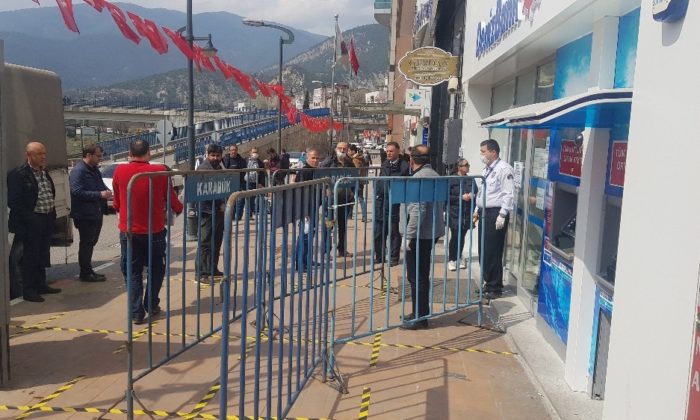 Banka önlerine ‘sosyal mesafe’ bariyerleri