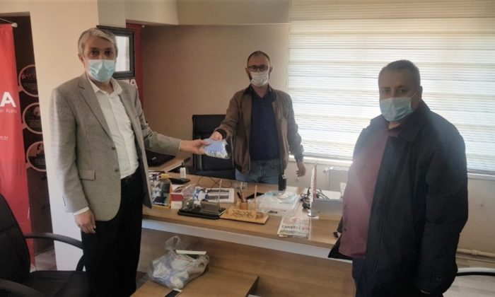 Başkan Kaya, üyelerine maske dağıttı