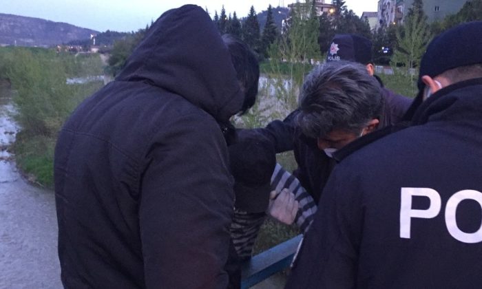 Dereye atlamaya kalkışan şahsı polis kurtardı