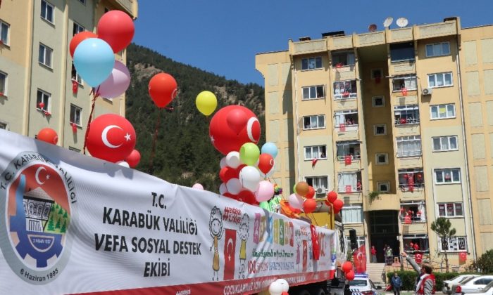 Evde kalan çocuklar bayram coşkusunu süslenen tır ile kutladı