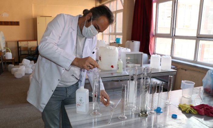 Gönüllü öğretmenler tarafından fabrika gibi dezenfektan üretimi yapıyor