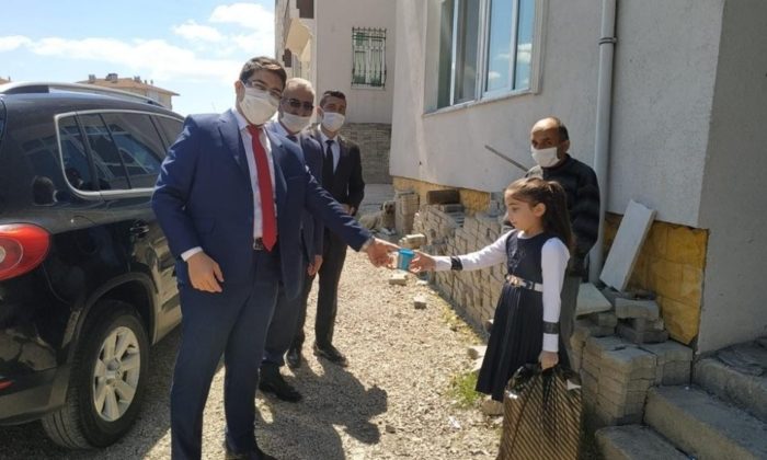 Harçlıklarını Milli Dayanışma Kampanyasına bağışladı