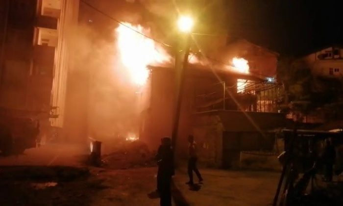 İki katlı evin çatısı alevlere teslim oldu
