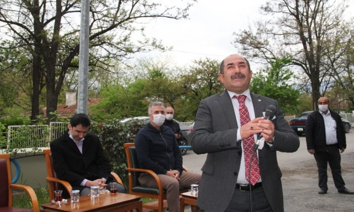 İl Müdürü huzurevinde kalan yaşlıları türkü söyleyerek eğlendirdi