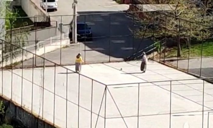 Kadınlardan futbol sahasında ilginç oyun
