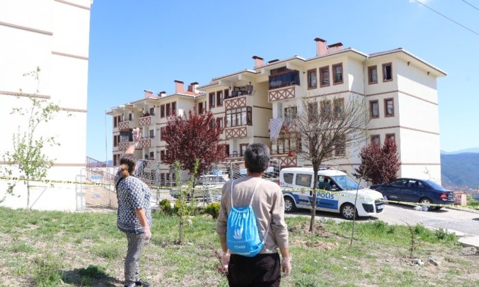 Karantinadaki evladı ve torunlarıyla uzaktan gözyaşlarıyla hasret giderdi