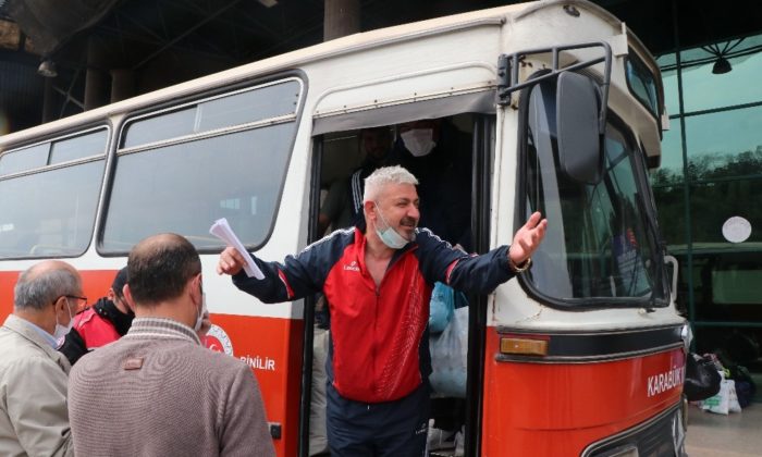 Tahliye olanlar sosyal mesafeyi bırakıp yakınlarına sarıldı