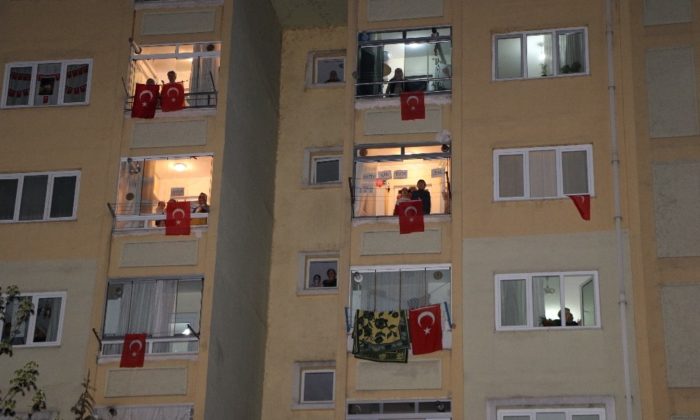 Vali mahalle halkı ile birlikte İstiklal Marşı okudu