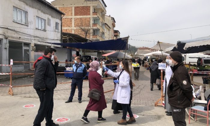 Vatandaşlar halk pazarına ateşleri ölçüldükten sonra alındı