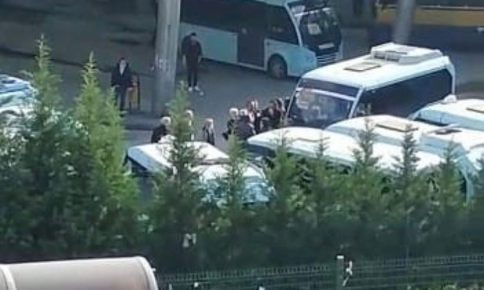 Vatandaşlar yine ‘sosyal mesafe’ yasağını dinlemedi, kavgaya tutuştu