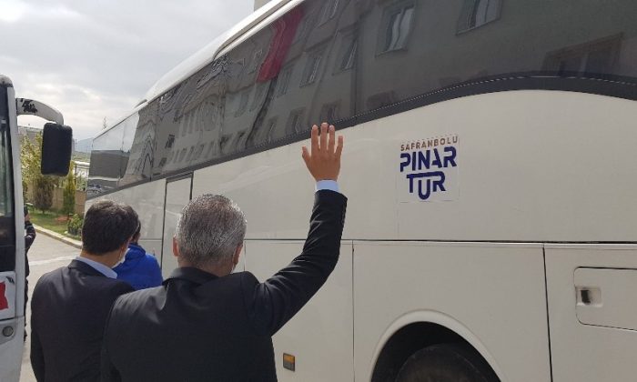 Alkışlarla ailelerine uğurlandılar