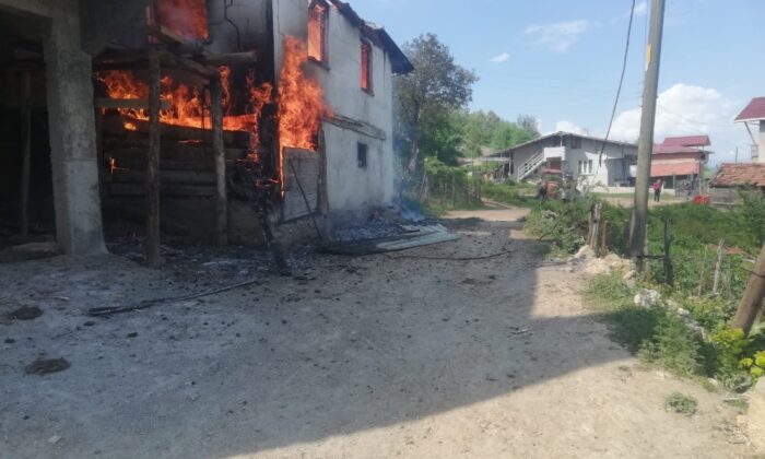 Belediye Başkanı, yangını söndürmek için seferber oldu