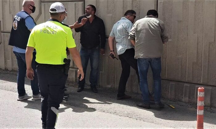 Ehliyetsiz sürücü sokağa çıkma kısıtlaması bulunan çocuklarıyla birlikte yakalandı