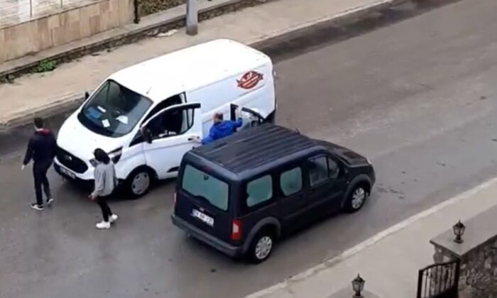 Herkes kavga ederken onlar selamlaştı