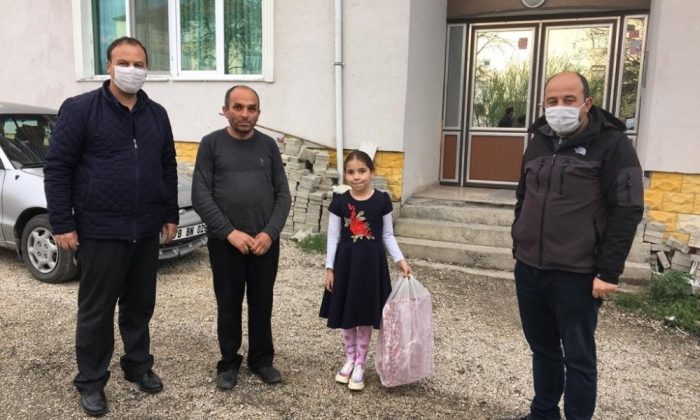 İl Başkanı Altınöz, harçlıklarını bağışlayan Zeynep’e oyuncak gönderdi