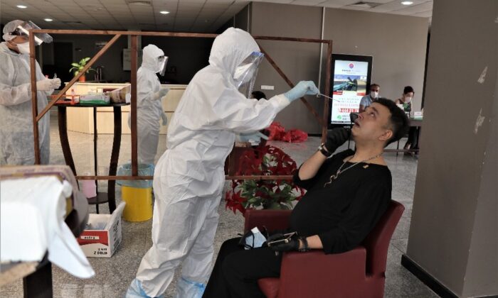 Karabük’te berber ve kuaförlere Covid-19 testi yapıldı