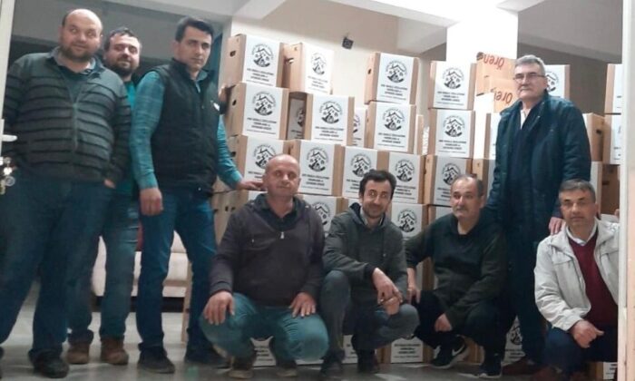 Mahalle derneğinden ihtiyaç sahiplerine yardım kolisi