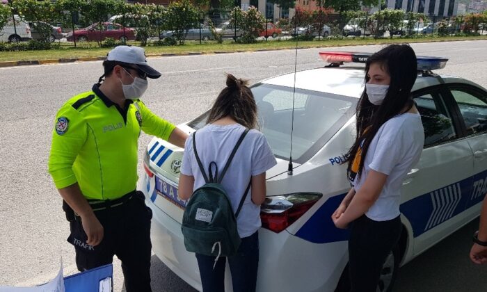 Önce dolmuş sürücüsüne, sonra dolmuşa binen gençlere ceza kesildi