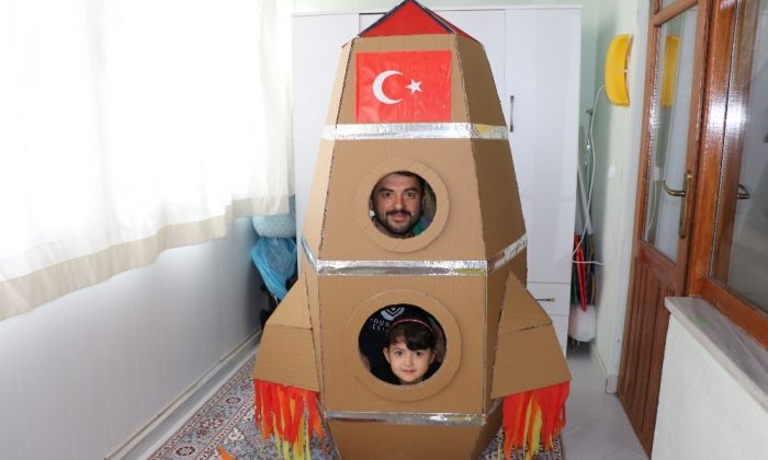 Kızı evde sıkılmasın diye balkonu uzay üssüne çevirdi