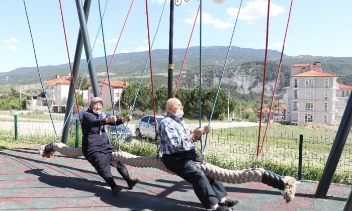(Özel) Yaşlı karı-koca parkta sallanarak eğlendi