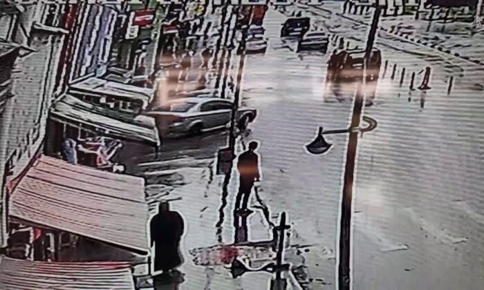 Park Halindeki Araç Mağazaya Girdi