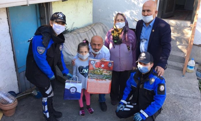 Polisler kapı kapı dolaşıp çocuklara kitap dağıttı
