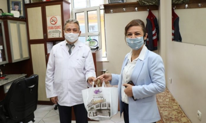 Safranbolu’da berber ve kuaförlere temizlik kiti dağıttı