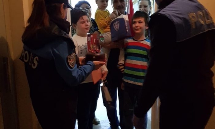 Salgınla mücadele eden ailenin çocuğuna polislerden doğum günü sürprizi