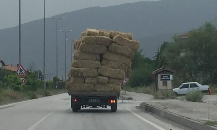 Saman yüklü kamyonet görenleri hayrete düşürdü