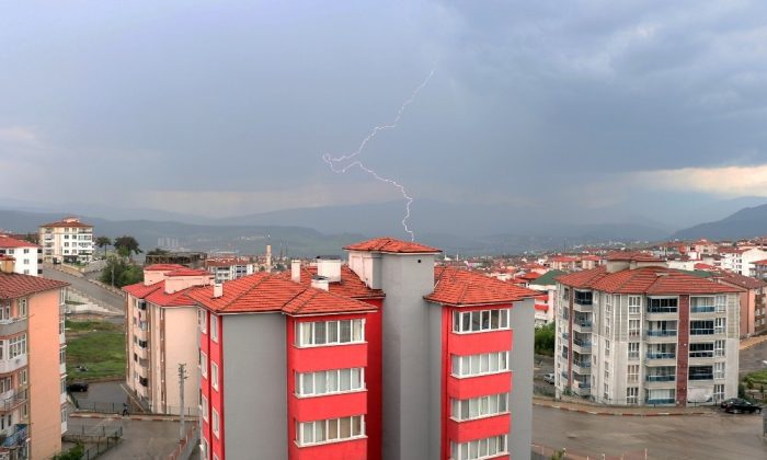 Şimşekler görsel şölen oluşturdu
