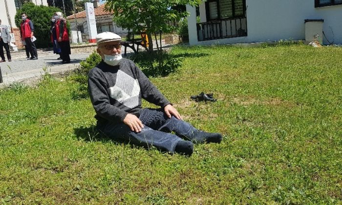Sokağa çıkar çıkmaz kendini çimenlere atarak, gazetecilere şiir okudu