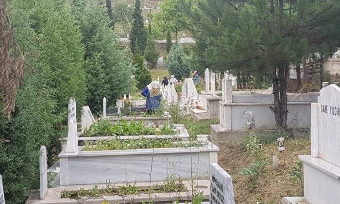 Sokağa çıkma kısıtlaması öncesi mezarlıklara koştular
