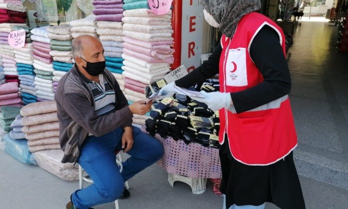 Türk Kızılay Karabük Şubesi 2 bin adet maske ve dezenfektan dağıttı