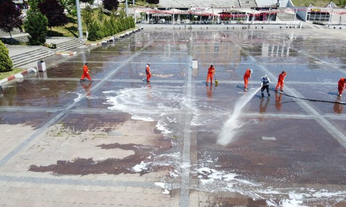 Türkiye’nin en büyük meydanlarından biri, Cuma Namazı için yıkanıp dezenfekte edildi