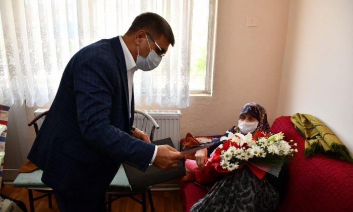Vali Gürel, asırlık Zöhre ninenin Anneler Günü’nü unutmadı