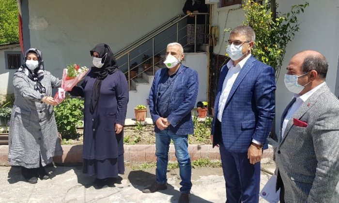 Vali, şehit annelerini ziyaret ederek günlerini kutladı