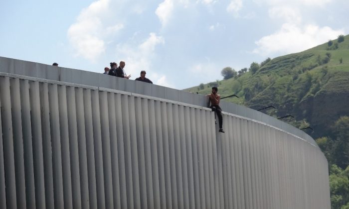 Valilik çatısındaki şovu polis merkezinde bitti