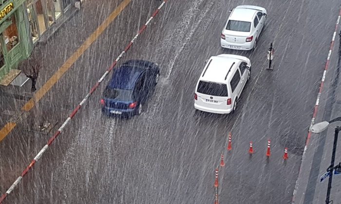 Yağmur aniden bastırdı, yollar göle döndü