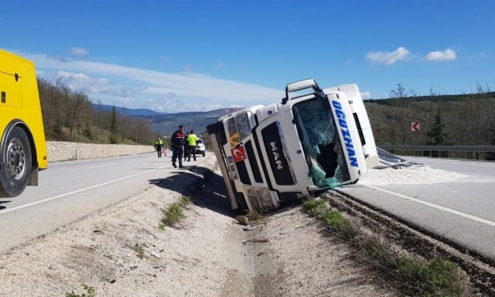 Yoldan çıkan tır devrildi