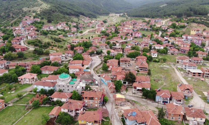 Karantinaya alınan 5 bin nüfuslu köyde havadan görüntülendi