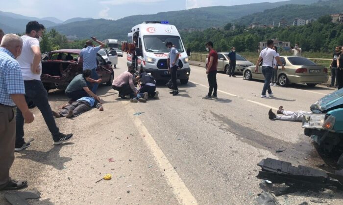İki otomobil çarpıştı: 1’i ağır 3 yaralı