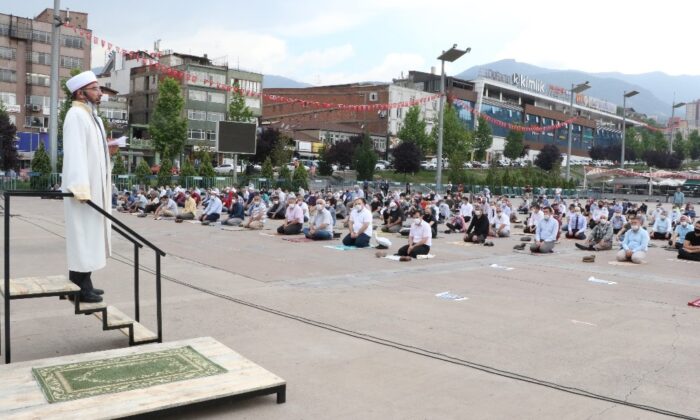 Karabük’te cuma namazı meydanda kılındı