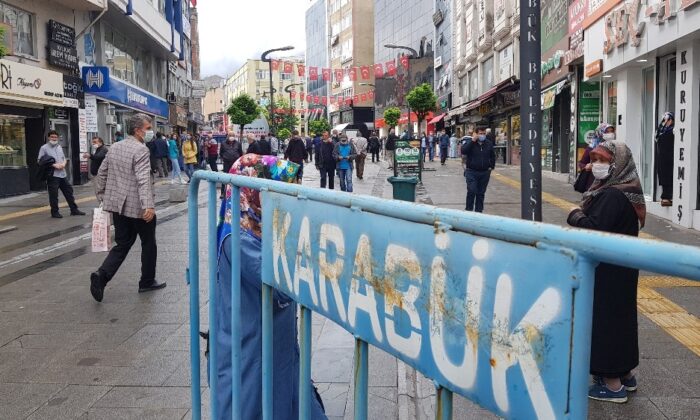 Karabük’te maskesiz sokağa çıkanlara 3 bin 180 TL ceza