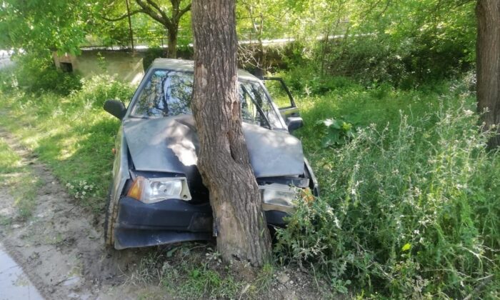 Karşıdan gelen araca çarpmamak için yoldan çıkıp ağaca çarptı : 3 yaralı
