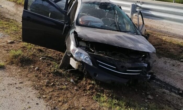 Otomobil kontrolden çıkıp bariyerlere çarptı: 3 yaralı