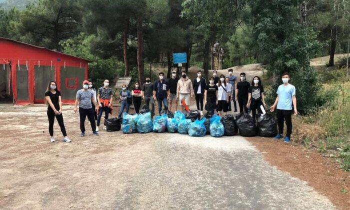 Sporcular ve antrenörler temiz çevre için çöp topladı