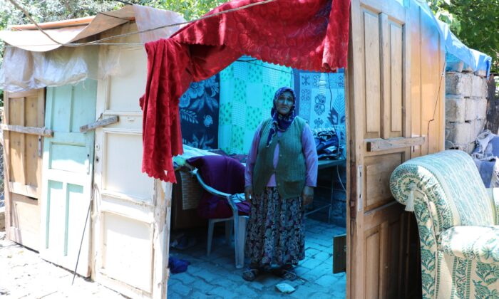 Barakada Yaşayan 4 Kişilik Aile Yardım Bekliyor
