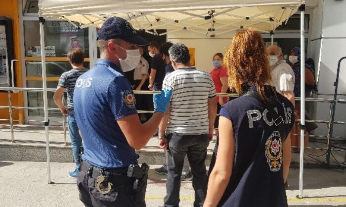Karabük’te vatandaşlara sosyal mesafe ve maske uyarısı yapıldı